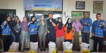 Sriatun Subandi Salurkan Bantuan Pangan di Gedangan, Ribuan Warga Terima Beras dan Minyak Goreng.