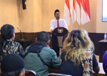 Pemkab Gresik Salurkan Bantuan Rp215 Juta dan Sediakan Lahan Relokasi untuk PKL Semambung