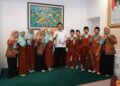 Tujuh Alumni MI NU KH Mukmin Temui Bupati Subandi, Titip Harapan untuk Masa Depan Sidoarjo Lewat Sebuah Buku