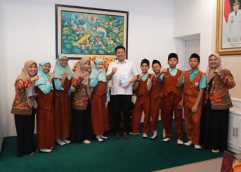 Tujuh Alumni MI NU KH Mukmin Temui Bupati Subandi, Titip Harapan untuk Masa Depan Sidoarjo Lewat Sebuah Buku