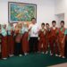 Tujuh Alumni MI NU KH Mukmin Temui Bupati Subandi, Titip Harapan untuk Masa Depan Sidoarjo Lewat Sebuah Buku