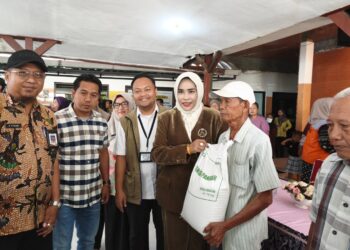 Mimik dan Sriatun Salurkan Bantuan Pangan untuk 2.052 Warga Sidoarjo
