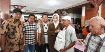 Mimik dan Sriatun Salurkan Bantuan Pangan untuk 2.052 Warga Sidoarjo
