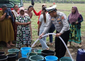 Polresta Malang Kota Salurkan Air Bersih untuk Warga Tlogowaru