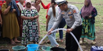 Polresta Malang Kota Salurkan Air Bersih untuk Warga Tlogowaru