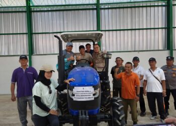 Bupati Sidoarjo Serahkan Traktor untuk Gapoktan Tulangan