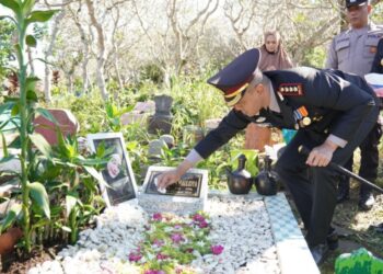 Kapolresta Malang Kota Pimpin Upacara Hari Bhayangkara ke-80 Lanjut Ziarah ke Makam Korban Tragedi Kanjuruhan