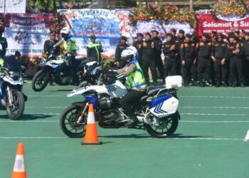 Srikandi Polres Malang Gelar Ketangkasan Bermotor Pukau Penonton di Hari Bhayangkara Ke- 80
