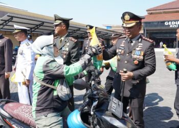 Hari Bhayangkara Ke-80 Polresta Sidoarjo Salurkan 3 Ton Beras untuk Warga dan Ojol