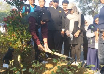 644 Pucuk Merah Ditanam, Wabup Mimik Dorong Budaya Peduli Lingkungan di Sidoarjo
