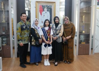 Angkat Ikon Bandeng dan Udang Lewat Tari, Siswi SMPN 1 Sidoarjo Raih Penghargaan dari Wabup Mimik Idayana