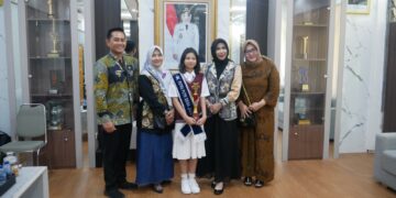 Angkat Ikon Bandeng dan Udang Lewat Tari, Siswi SMPN 1 Sidoarjo Raih Penghargaan dari Wabup Mimik Idayana