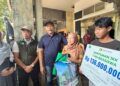 Keluarga Pedagang Korban Kecelakaan di Tulangan Terima Santunan Rp136 Juta dari Bupati Sidoarjo Subandi