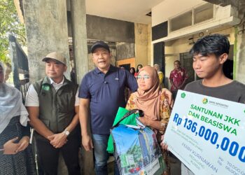 Keluarga Pedagang Korban Kecelakaan di Tulangan Terima Santunan Rp136 Juta dari Bupati Sidoarjo Subandi