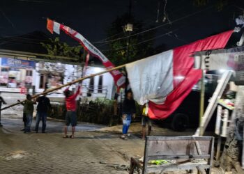 Warga RT 06 RW 03 Bumiayu Kibarkan Bendera Merah Putih Raksasa Sambut HUT RI ke-81