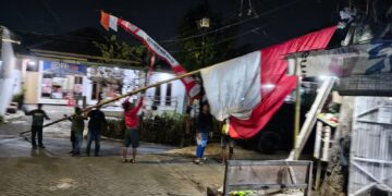 Warga RT 06 RW 03 Bumiayu Kibarkan Bendera Merah Putih Raksasa Sambut HUT RI ke-81