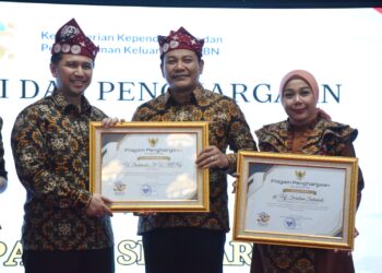 Bupati Subandi dan Ketua TP PKK Sidoarjo Raih Penghargaan Harganas 2026.
