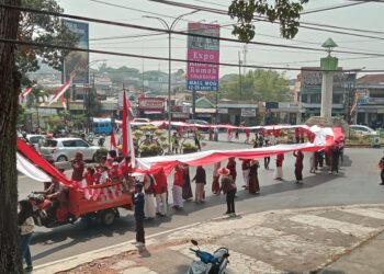 Warga Kelurahan Penanggungan Kirab Bendera Merah Putih Sepanjang 81 Meter Sambut HUT RI ke-81