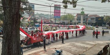 Warga Kelurahan Penanggungan Kirab Bendera Merah Putih Sepanjang 81 Meter Sambut HUT RI ke-81