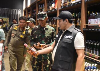 Bupati Sidoarjo Subandi Tutup Tiga Toko Miras Ilegal, 624 Botol Beralkohol Tinggi Disita.