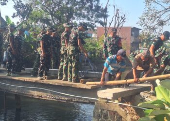 Sinergi TNI dan Warga Wonokoyo Lebarkan Jembatan Wisata Juang Demi Dukung Wisata dan UMKM Jelang HUT RI ke-81