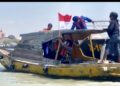 Nasionalisme di Tengah Laut, Satpolairud Pasang Merah Putih di Perahu Nelayan