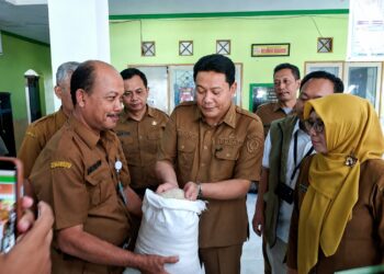 Salurkan Bantuan Pangan Alokasi Juli-September di Sedati, Subandi Pastikan Kualitas Beras dan Tepat Sasaran