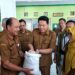 Salurkan Bantuan Pangan Alokasi Juli-September di Sedati,  Subandi Pastikan Kualitas Beras dan Tepat Sasaran