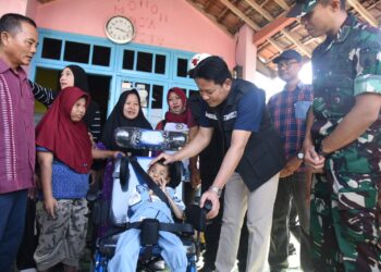 Syarif Dapat Kursi Roda Dari Bupati Sidoarjo
