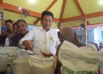 Kawal Bantuan Beras di Jabon, Bupati Sidoarjo Pastikan Tepat Sasaran dan Layak Konsumsi.