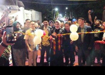 Wabup Mimik Resmikan Gapura Jogosatru, Simbol Identitas Desa yang Berbatasan dengan Krian.