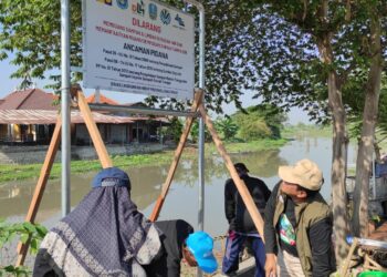 DLH Jatim Bersama LSM Kompilasi Gelar Aksi Bersumpah, Bersihkan Sampah di Sungai Bengawan Jero