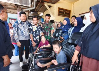 Subandi Hadir Salurkan Kursi Roda kepada Lima Warga Sidoarjo.