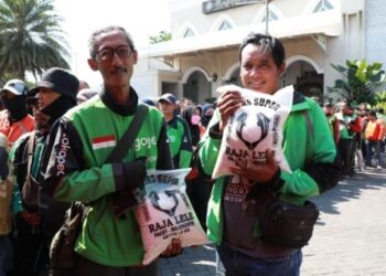 Pemkab Sidoarjo Bagikan 1.000 Paket Beras untuk Pengemudi Ojol.
