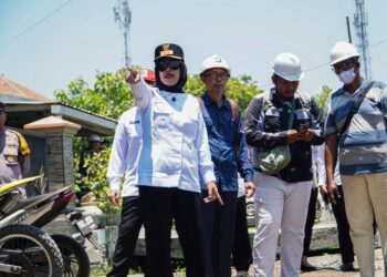 Betonisasi Jalan Kedungbanteng Dikebut, Pemkab Sidoarjo Soroti Drainase dan Dampak ke Rumah Warga.