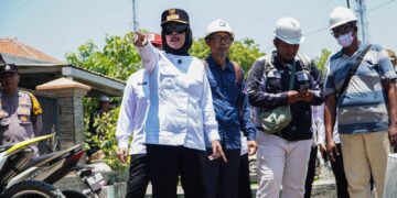 Betonisasi Jalan Kedungbanteng Dikebut, Pemkab Sidoarjo Soroti Drainase dan Dampak ke Rumah Warga.