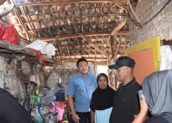 Blusukan ke Jabon, Subandi Salurkan Kursi Roda dan Pastikan Dua Rumah Warga Direhab.