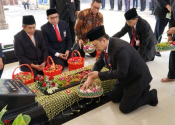 81 Tahun Jawa Timur, Asep Kusdinar Pimpin Ziarah ke Makam Wakil Gubernur Abdul Hamid Mahmud