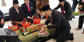 81 Tahun Jawa Timur, Asep Kusdinar Pimpin Ziarah ke Makam Wakil Gubernur Abdul Hamid Mahmud