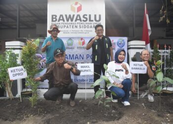Wabup Mimik Tanam Pohon Manggis, Bawaslu Sidoarjo Teguhkan Komitmen Integritas