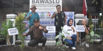 Wabup Mimik Tanam Pohon Manggis, Bawaslu Sidoarjo Teguhkan Komitmen Integritas