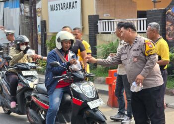 Polsek Waru Bagikan 100 Paket Makanan, Perkuat Kedekatan Polisi dengan Masyarakat