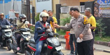 Polsek Waru Bagikan 100 Paket Makanan, Perkuat Kedekatan Polisi dengan Masyarakat