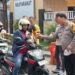 Polsek Waru Bagikan 100 Paket Makanan, Perkuat Kedekatan Polisi dengan Masyarakat