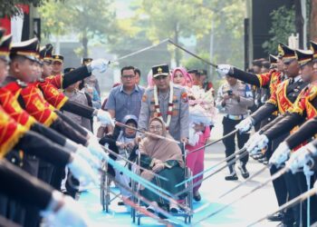 Disambut Pedang Pora Irjen Pol Dekananto Eko Purwono Resmi Pimpin Polda Jatim