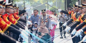 Disambut Pedang Pora Irjen Pol Dekananto Eko Purwono Resmi Pimpin Polda Jatim