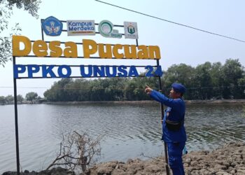 Satpolairud Sidoarjo Kawal Bansos BMH untuk Da’i dan Guru Ngaji di Desa Pucukan