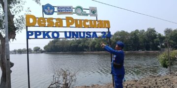 Satpolairud Sidoarjo Kawal Bansos BMH untuk Da’i dan Guru Ngaji di Desa Pucukan