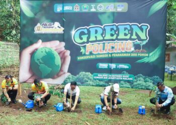 RAWAT  DAN JAGA SUMBER AIR, POLRESTA MALANG KOTA, PEMKOT MALANG, DAN TUGU TIRTA PERKUAT GREEN POLICING DI SUMBER JUWET